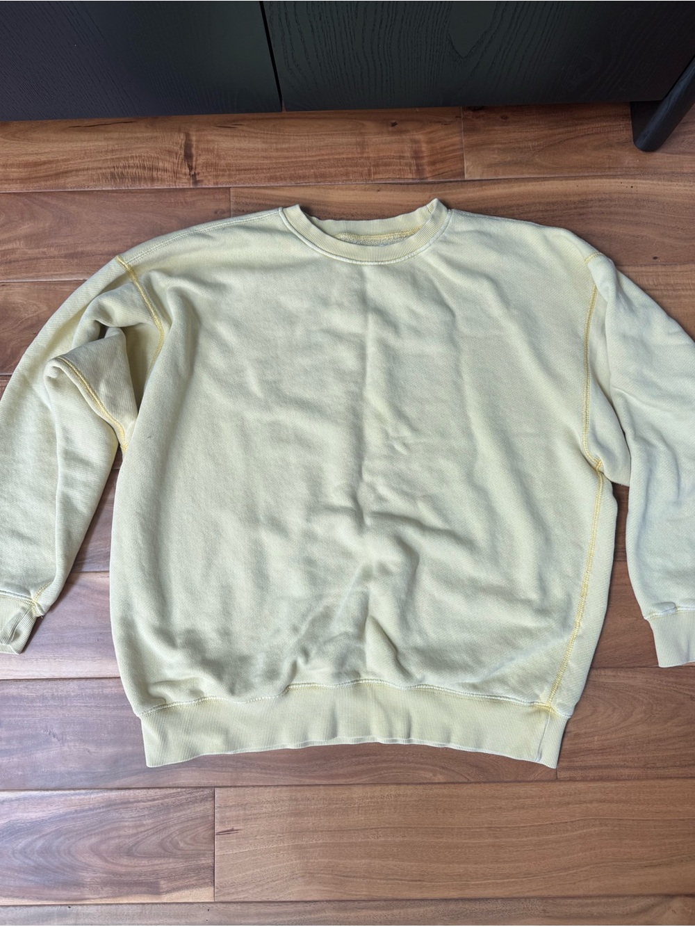 Elwood yellow crewneck sweatshirt